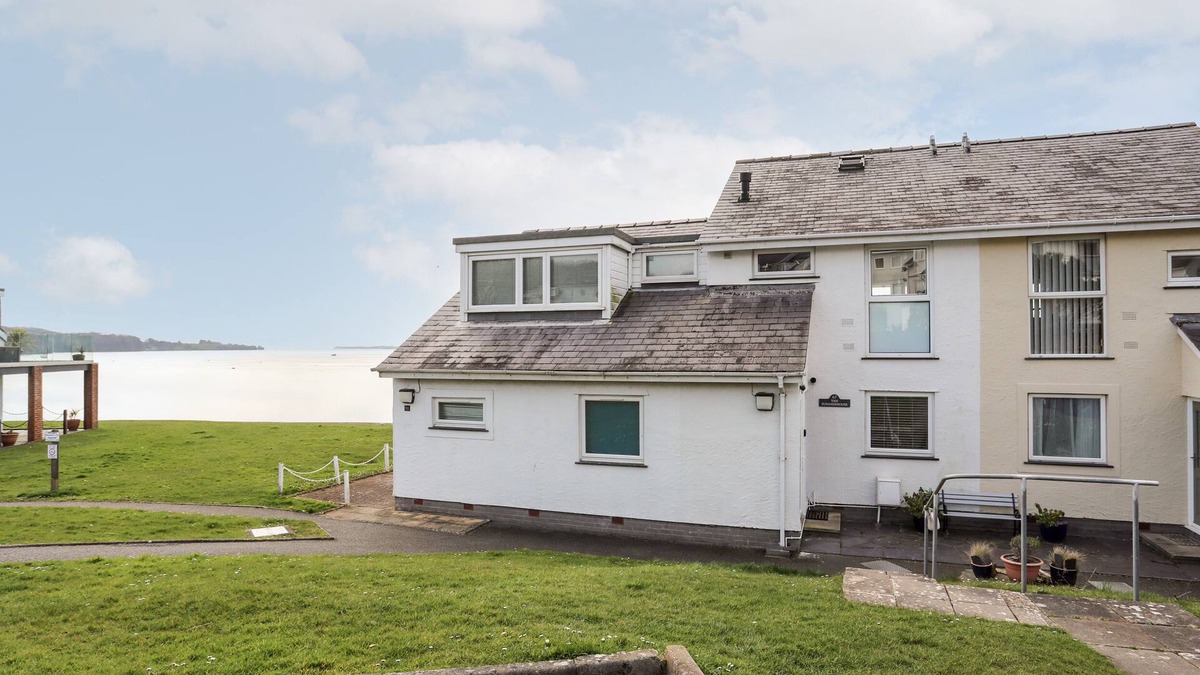 Y Felinheli Cottage | THE SUMMERHOUSE, family friendly, with a garden in Y Felinheli