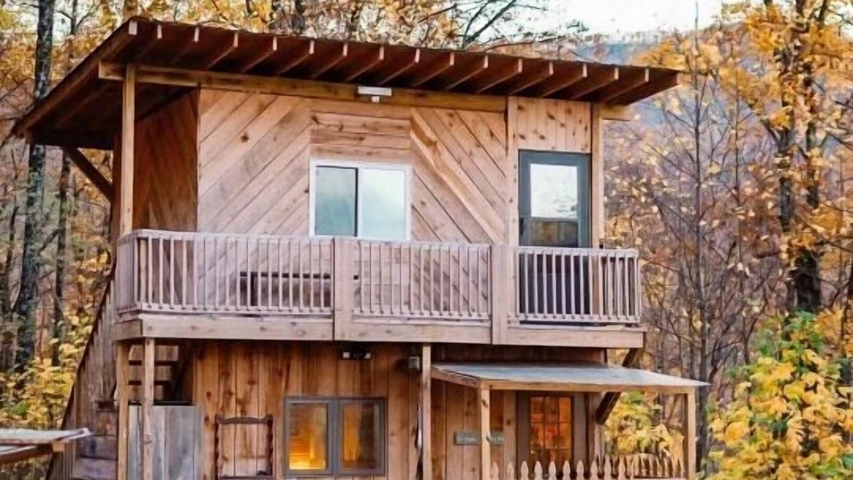 Barnardsville House | “The Summit Cabin” An Off the Grid Hideaway