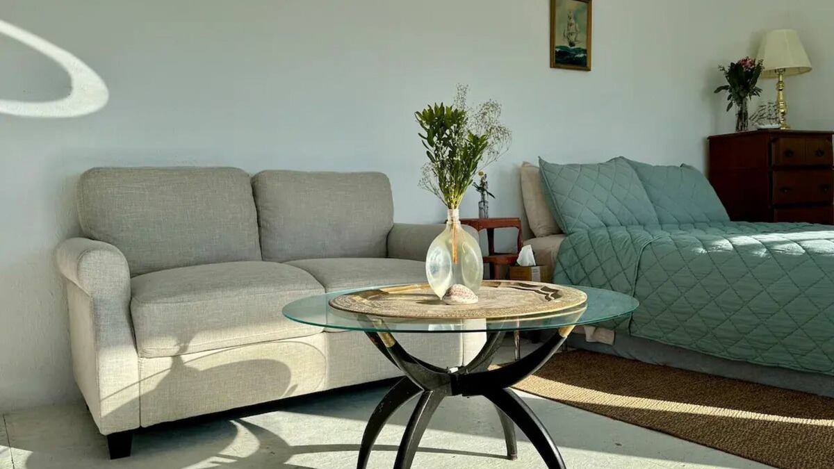 Tecopa Apartment | The Sun Room at Lake Tecopann