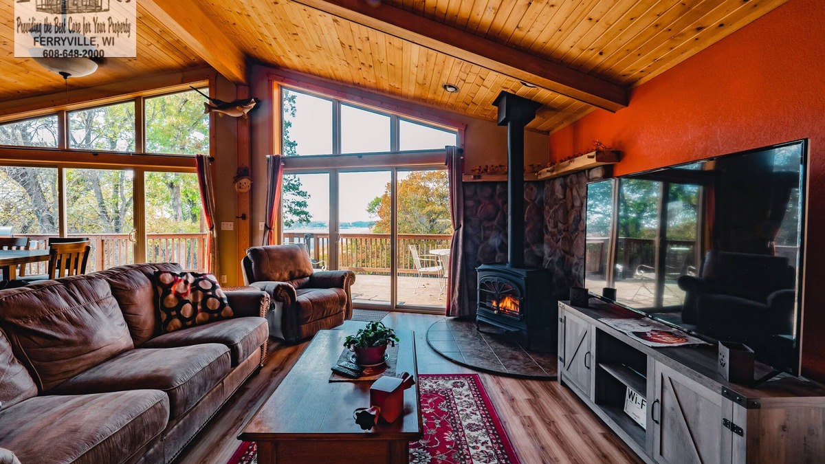 Ferryville Cabin | The Sun Set River View, Luxury, private, amazing views of River with Hot Tub