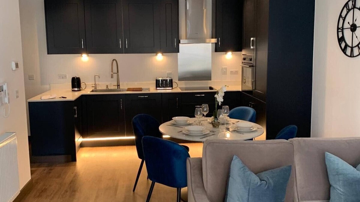 Harlow Apartment | The Sunrise Den-Lovely 2 bedroom apartment/Parking