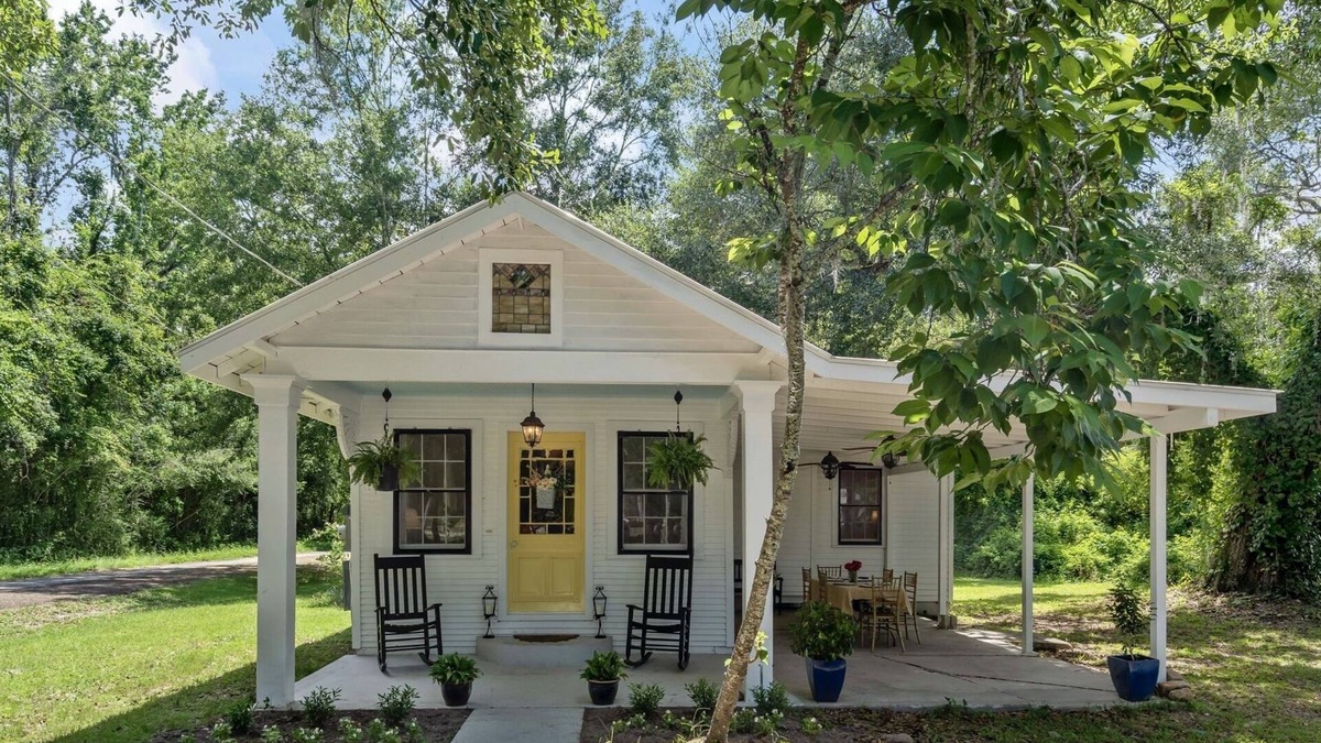 Lacombe Cottage | The Sunshine Cottage has all the comforts you need and is Kid & Pet Friendly!