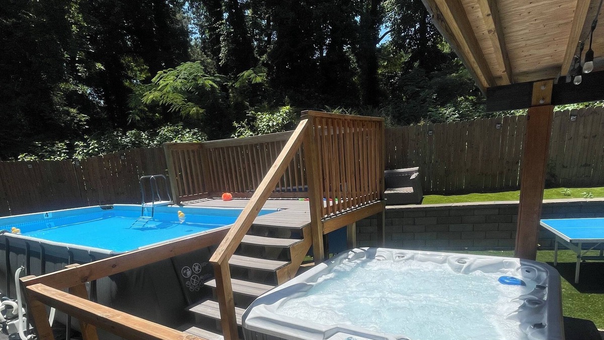 Church Street House | The Super House, 5 to Airport, Swimming Pool, Hot Tub, Pool table, mini resort!