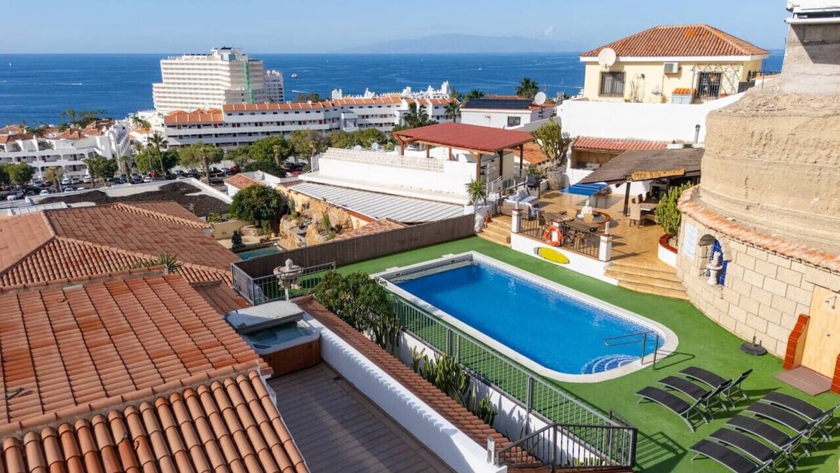 San Eugenio House | THE SURF VILLA | 32ft pool | Jacuzzi | Pool table