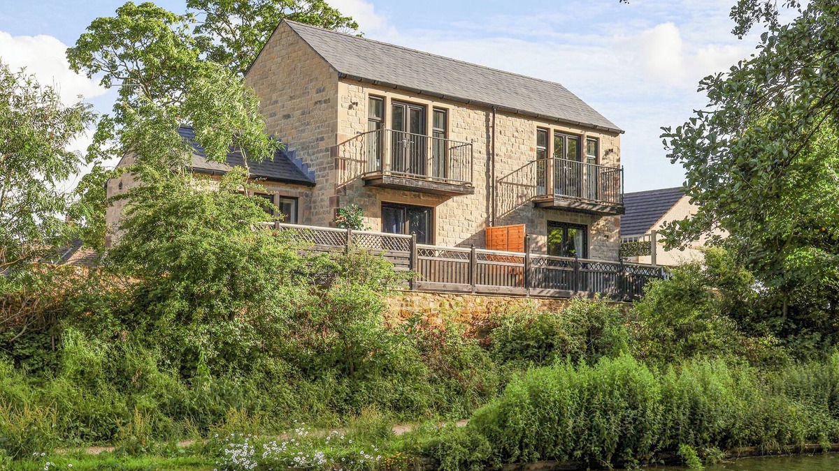 Eshton Cottage | THE SWANS NEST LOCK VIEW, family friendly, with hot tub in Gargrave