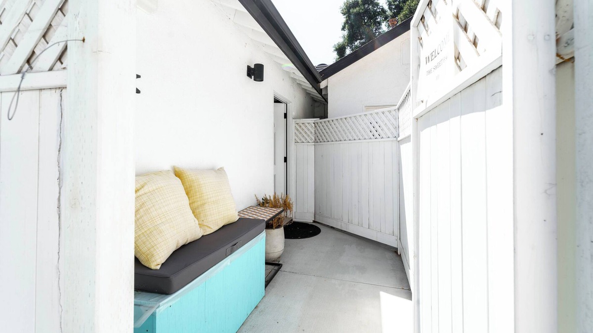 Meiners Oaks Apartment | 'The Sweet Pad' - Cozy Studio with WiFi and AC in lovely Ojai