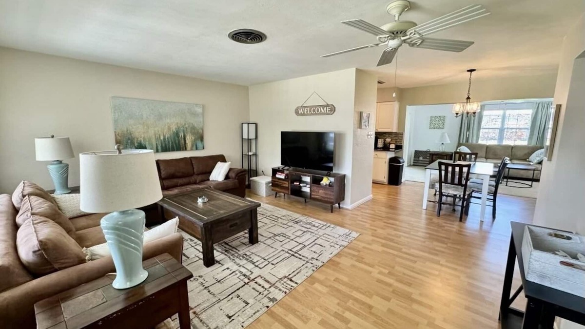 Williamsdale Square House | The Teal Turtle