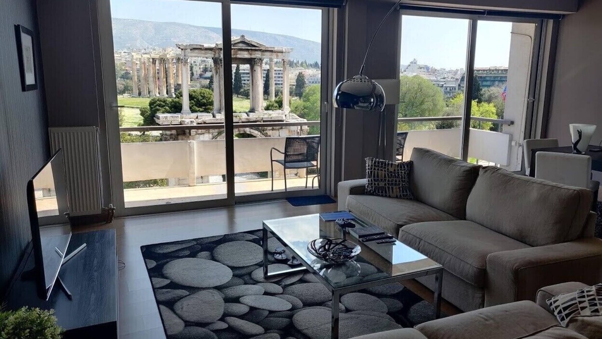 Plaka Apartment | The Temple of Zeus and the Hadrian Arch. Luxury apt in Athens next to Acropolis.