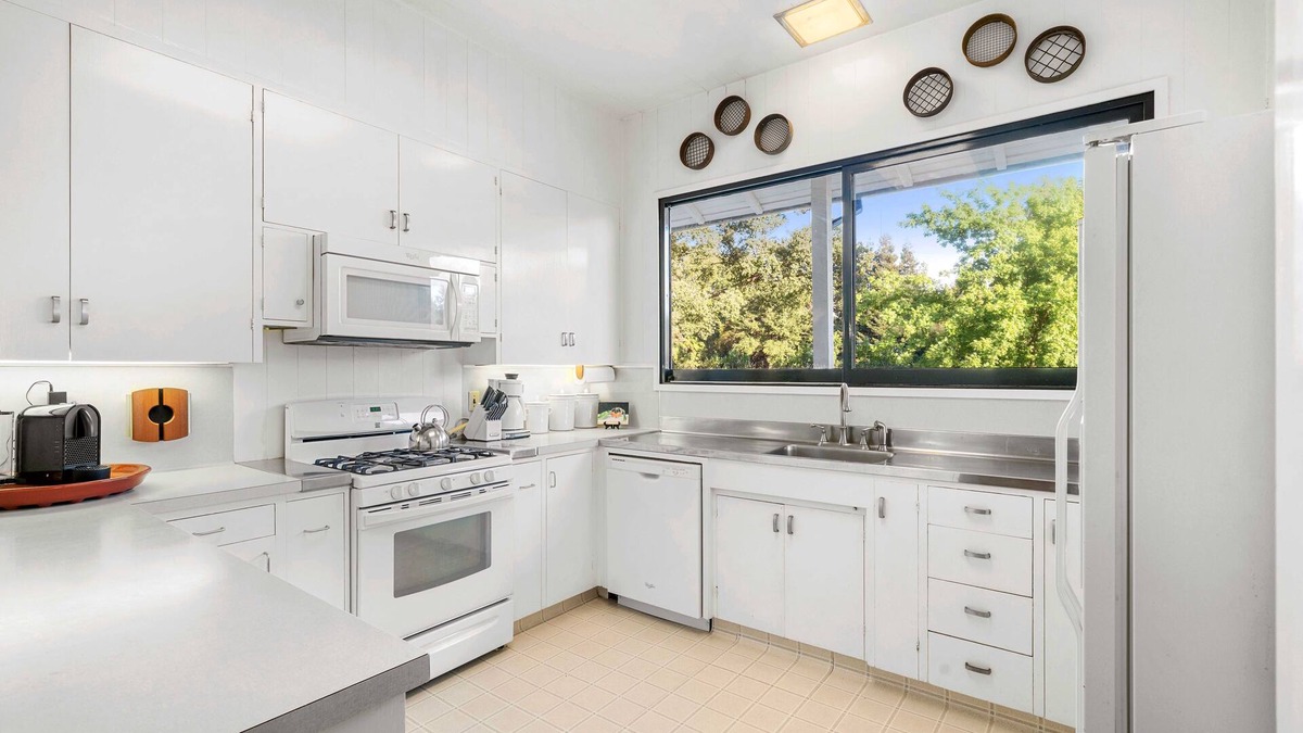 Walnut Grove House | The Tennis House. A Mid-Century Modern River Getaway