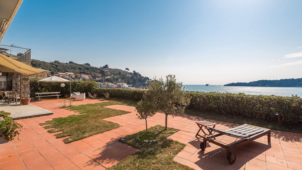 Portovenere Apartment | The terrace between the sky and the sea