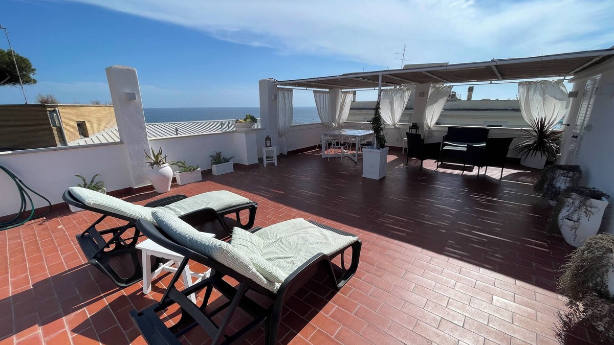 Santa Marinella House | THE TERRACE ON THE SEA