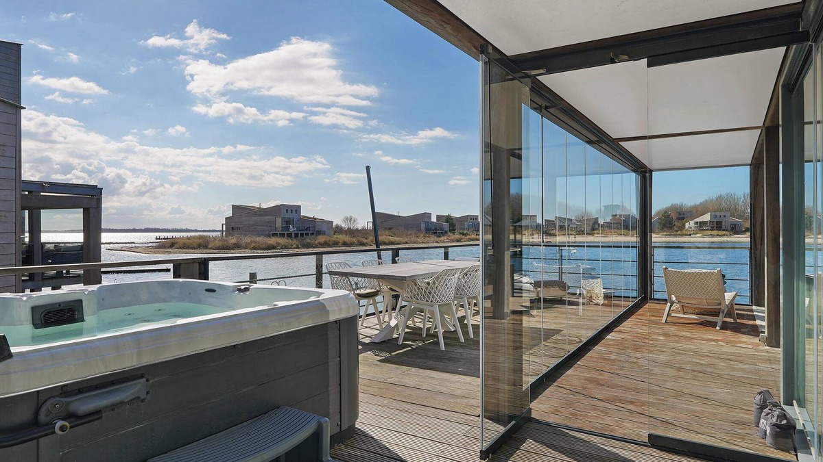 Ouddorp House | The terraces of a 4-person Villa Super VIP are located directly by the water, with access to a private swimming pier, jacuzzi and Infrared sauna.