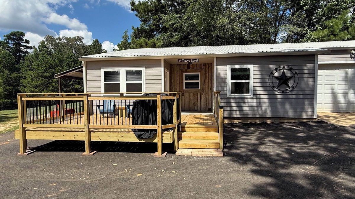 Kilgore House | The Texas Roost - 1-bedroom country guest house 7.4 miles to Kilgore College.