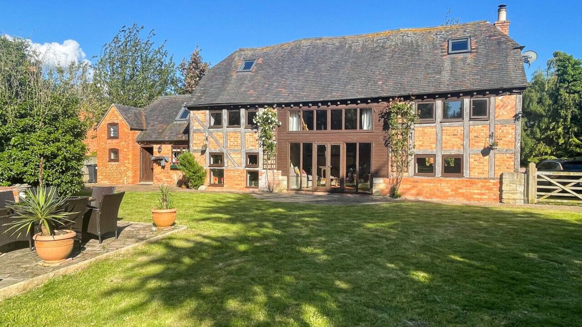 Sedgeberrow House | The Threshing Barn - Stunning 5 Bedroom Retreat