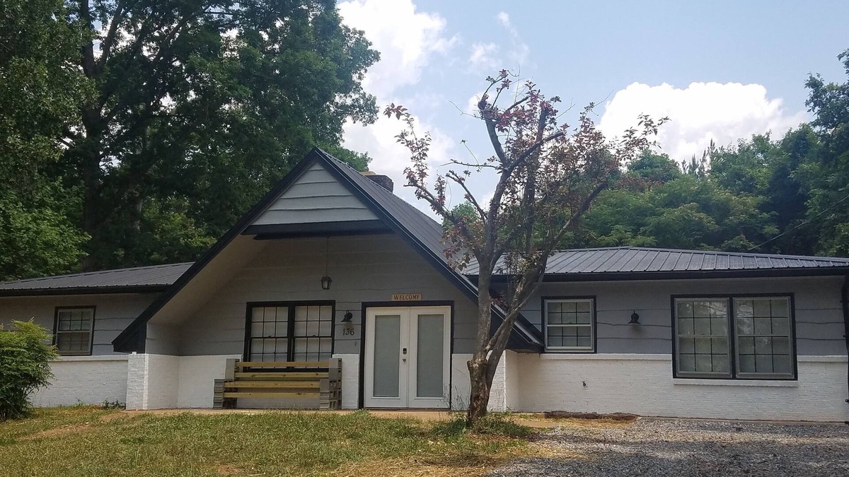 Forest City House | The Tin Roof 4bd, 1.5bthnConveniently located in Forest City near 74 bypass
