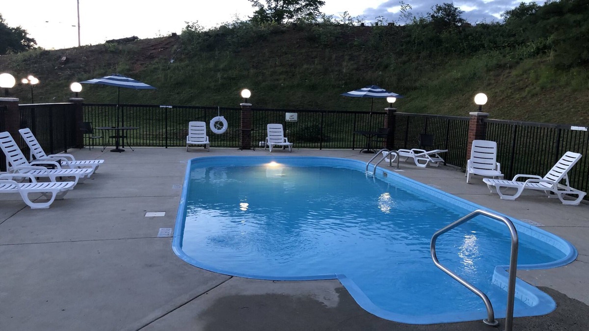 Tompkinsville Hotel | The Tompkinsville Inn