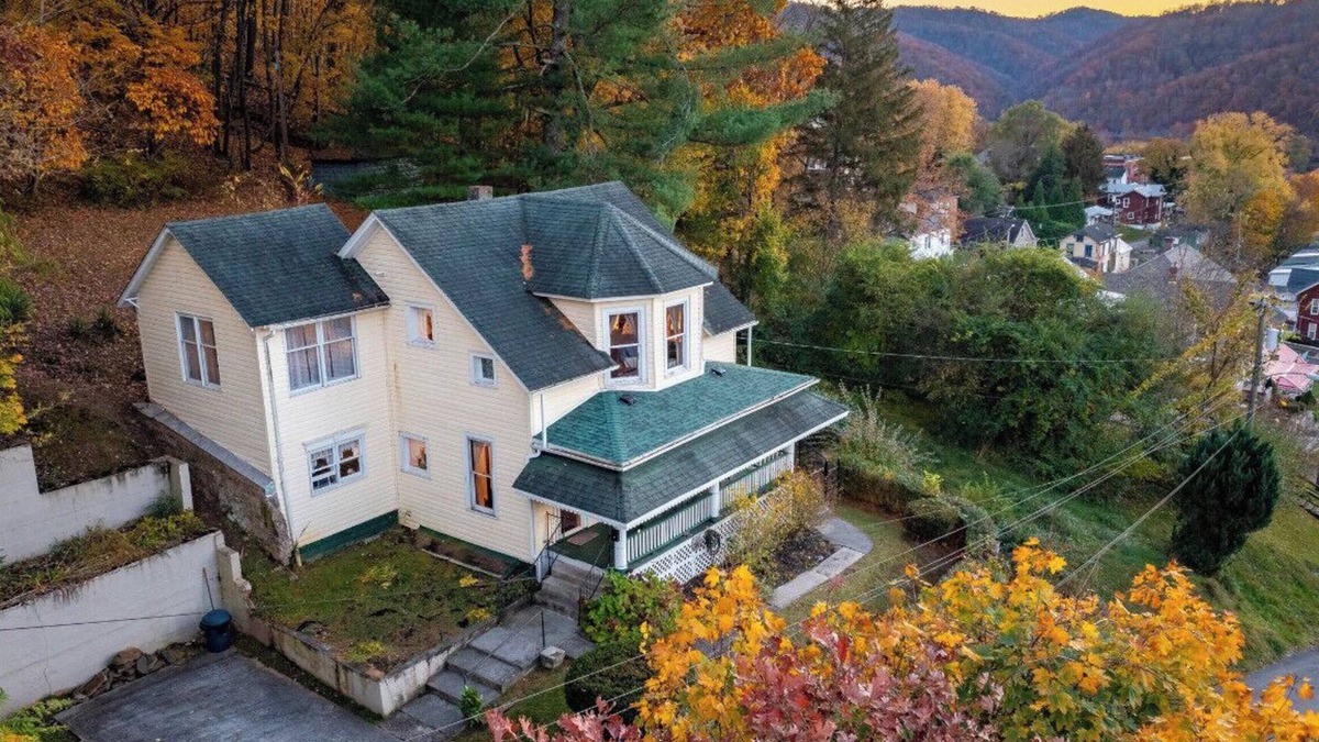 Bellepoint House | The Top of the Town - Large comfortable dog friendly home. Fish, Hike, Float!