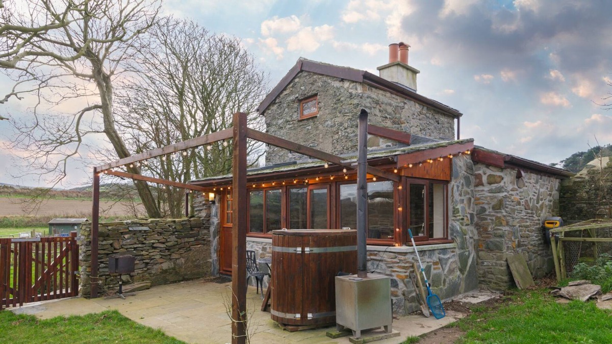 Patrick Cottage | The Tower - sleeps 2 guests in 1 bedroom