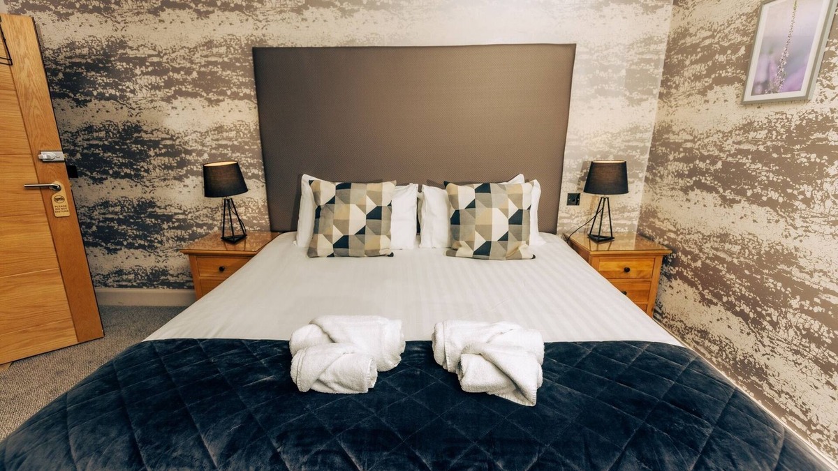 Crieff Apartment | The Tower - Snowdrop Room