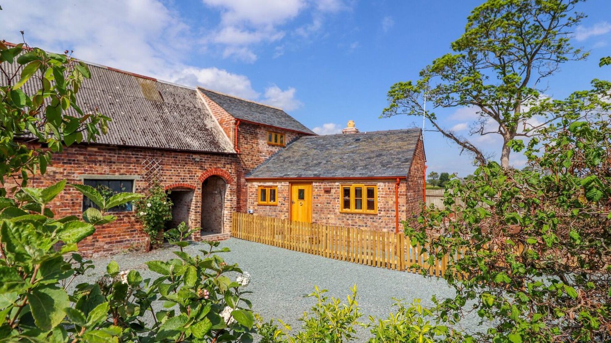 Maesbury Marsh Cottage | THE TRACTOR SHED, pet friendly, character holiday cottage in Oswestry