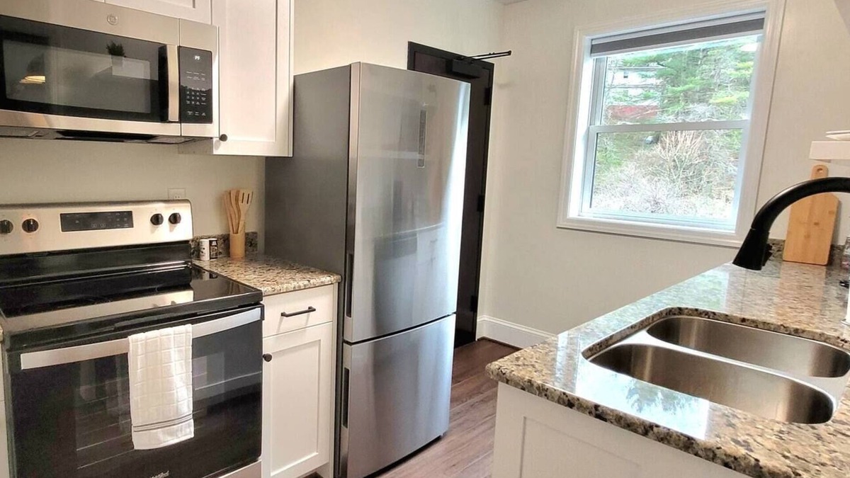 Tazewell Apartment | The Traveler on Main - Suite #6- Across the Street from Back of the Dragon!