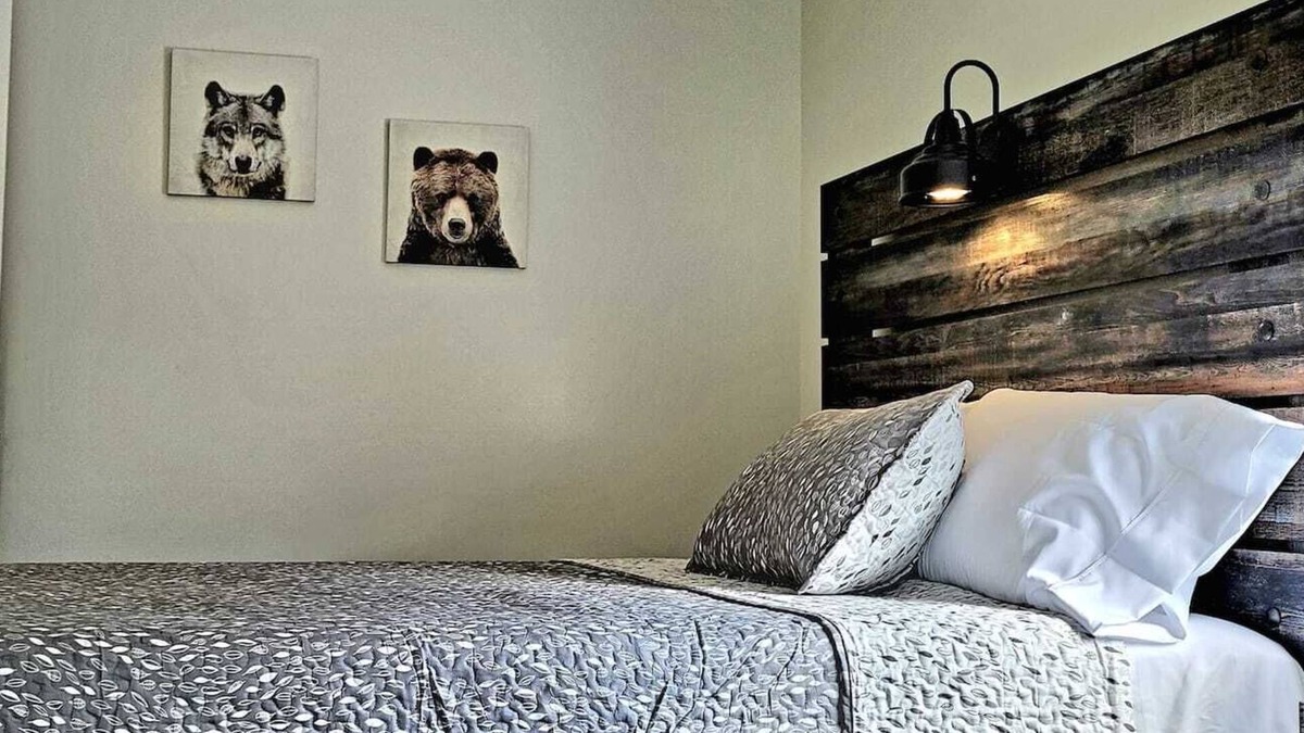 Tazewell Apartment | The Traveler On Main - Suite #1- Across the Street from Back of the Dragon!