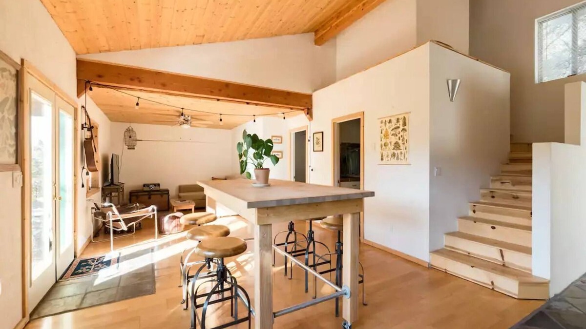 Mount Lemmon Cabin | "The Treehouse" Cozy cabin at Mt. Lemmon with amazing views!