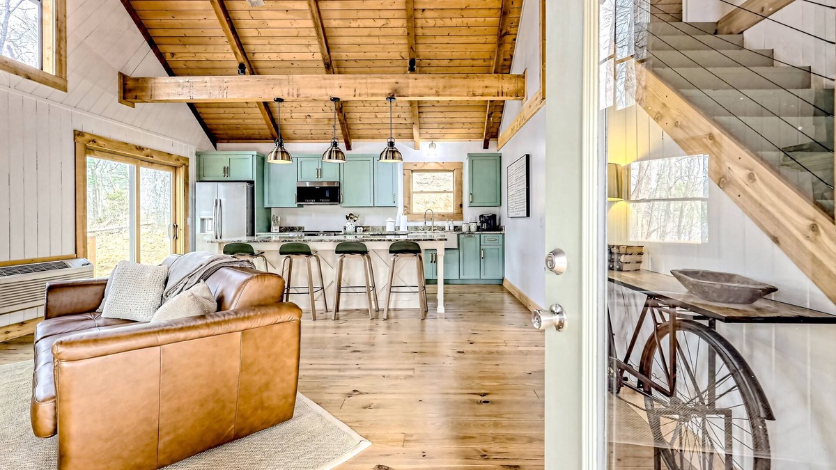 Blairsville Cabin | The Treehouse | Forest cabin in Blairsville with expansive deck & fireplace