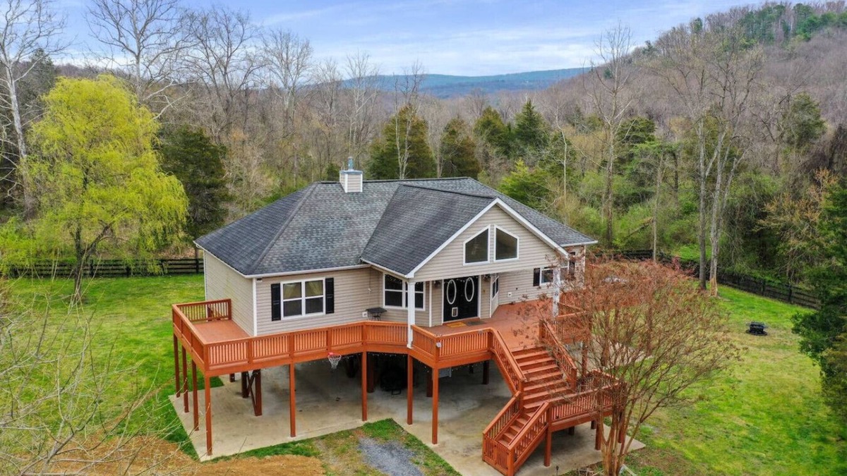 Front Royal House | The Treehouse - Hot Tub- River Access