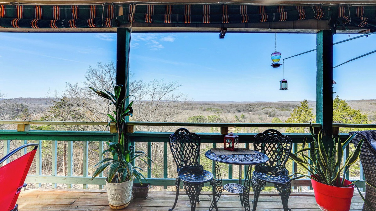 Hardy House | 'The Treehouse' in Cherokee Village: Deck & Views