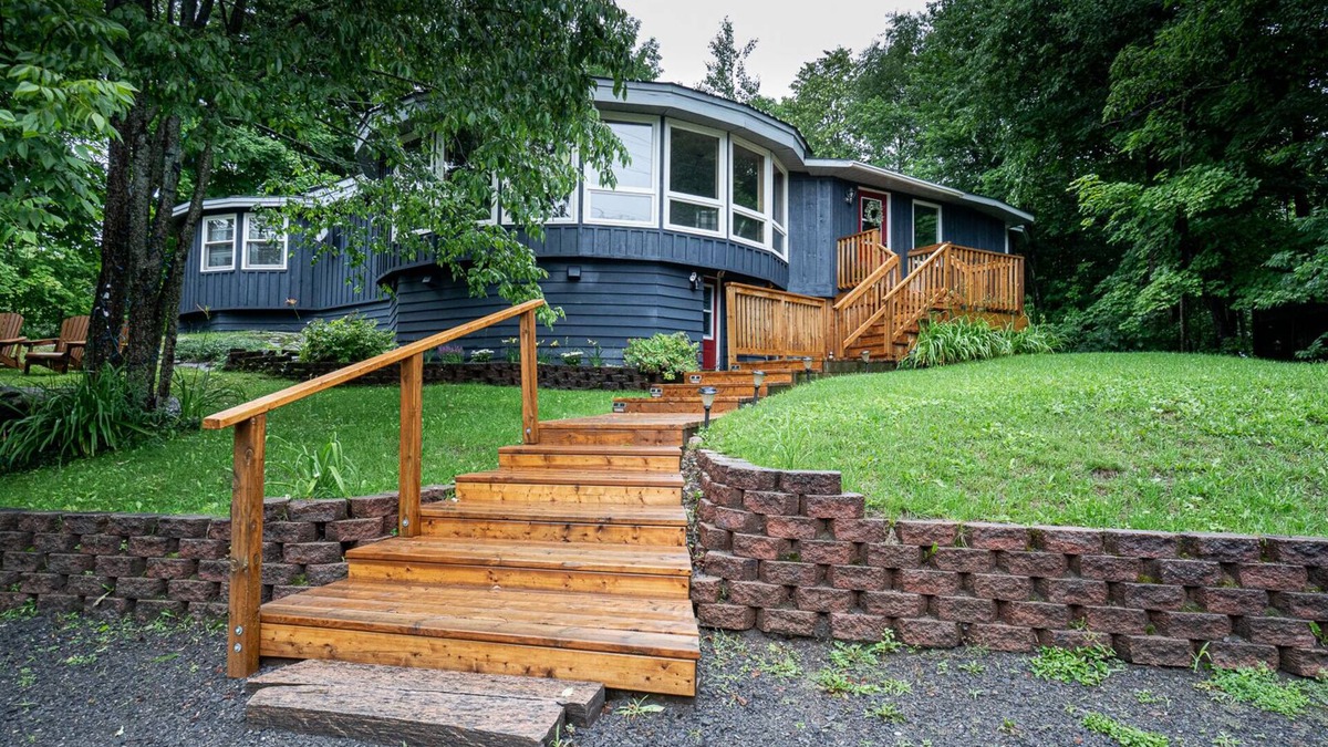 Huntsville House | The Triple Round House, In The Heart Of Hidden Valley Ski Hill & Peninsula Lake
