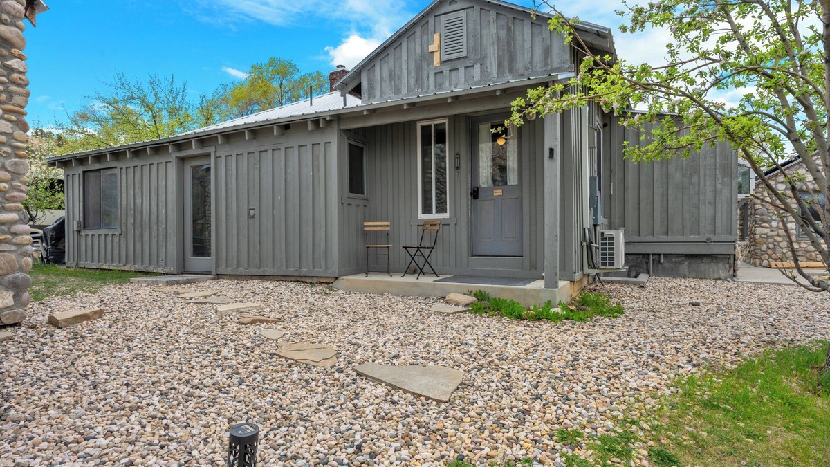 Tropic Apartment | The Tropic Room at River Stone Inn at Bryce