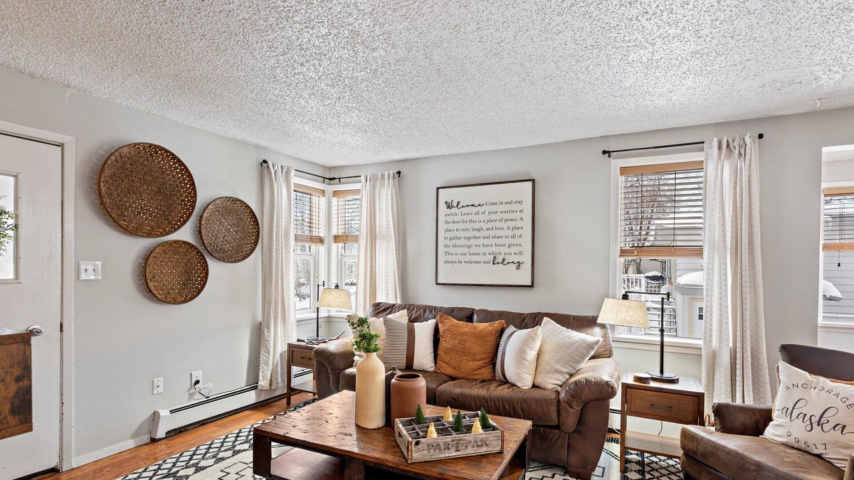 Turnagain House | The Turnagain House Bright & Cozy Near Airport