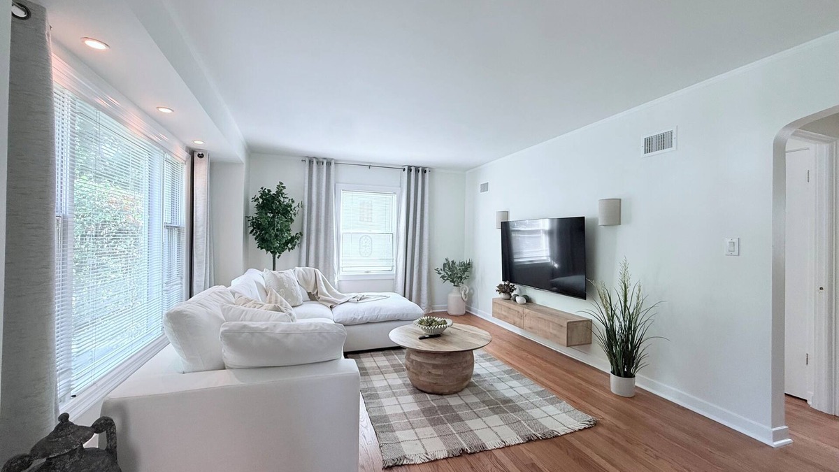 Arlington Heights House | The Vail/House/Hot Tub/Fire pit/Tesla charger/Garage