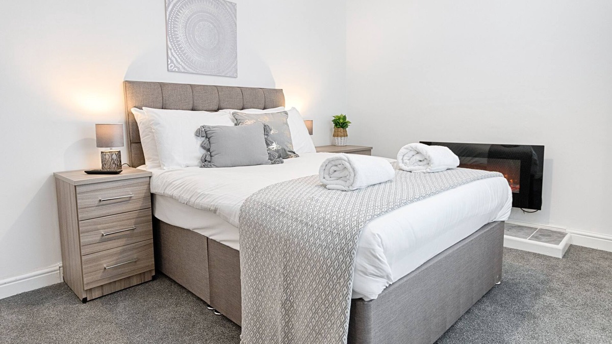 Brynamman House | The Valley Home - TV in every room!