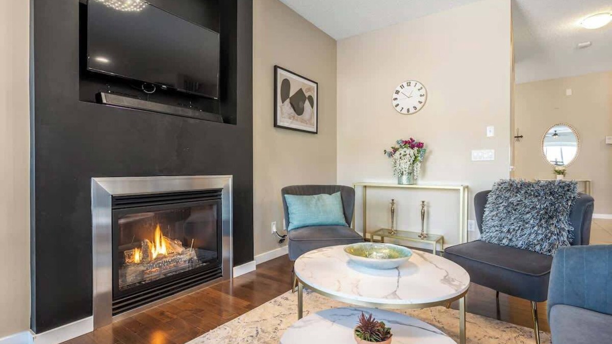 Southeast Calgary House | The Venti - 3BD 2BA Yard Garage & Upper Suite