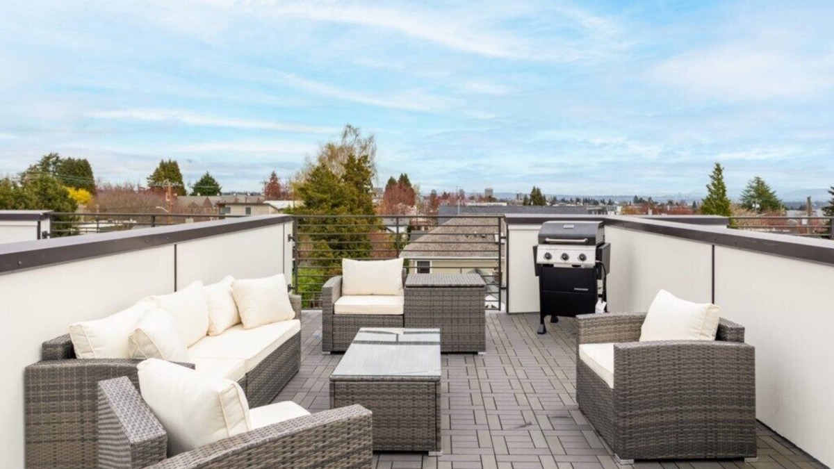 Fremont House | The Venture Cityscape by HomeSliceStays