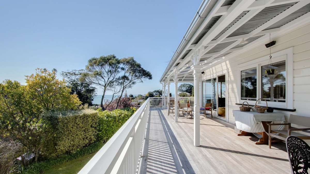 Bluff Hill House | The Verandah - Napier Holiday Home