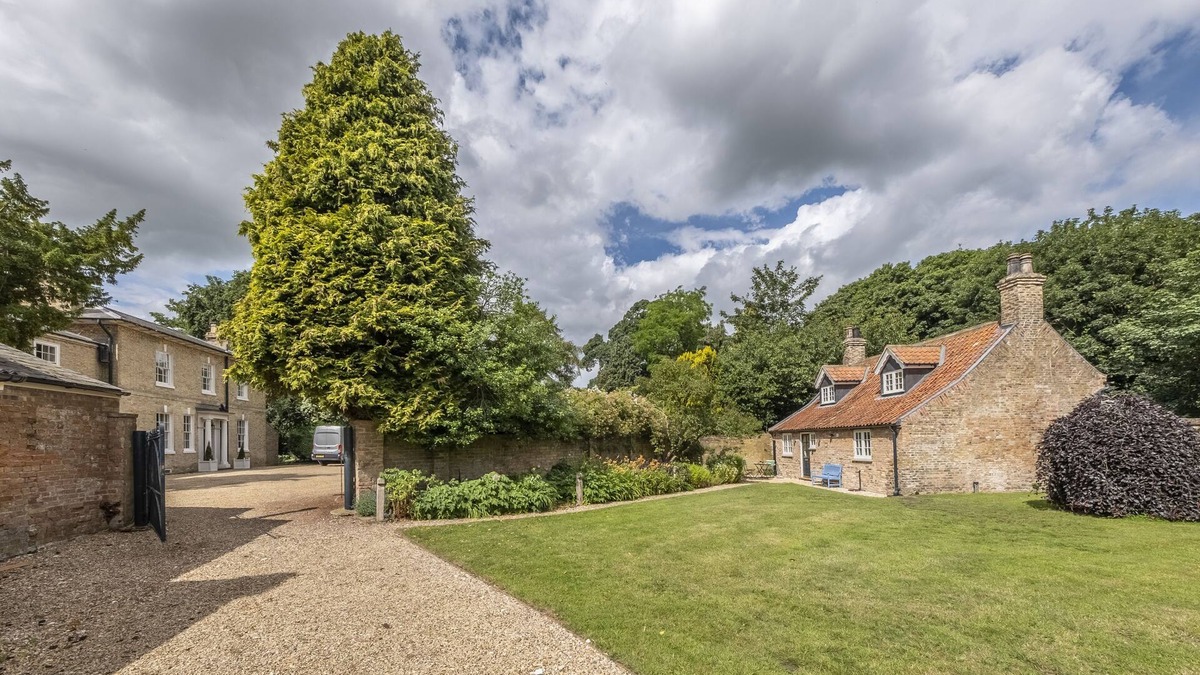 Great Limber Cottage | The Vicarage and Cottage - two beautiful properties in Great Limber, sleeping 16 guests
