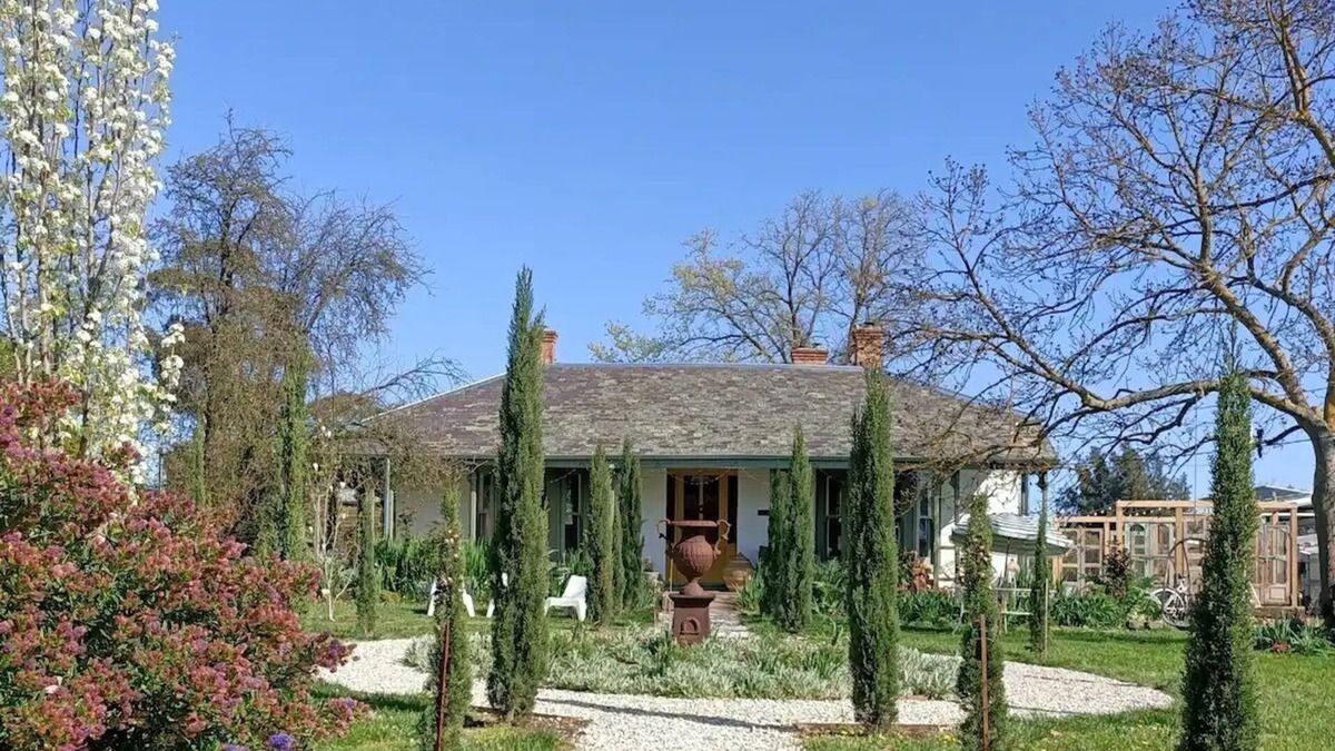 Clunes Apartment | The Vicarage At Clunes. Luxury French style villa.