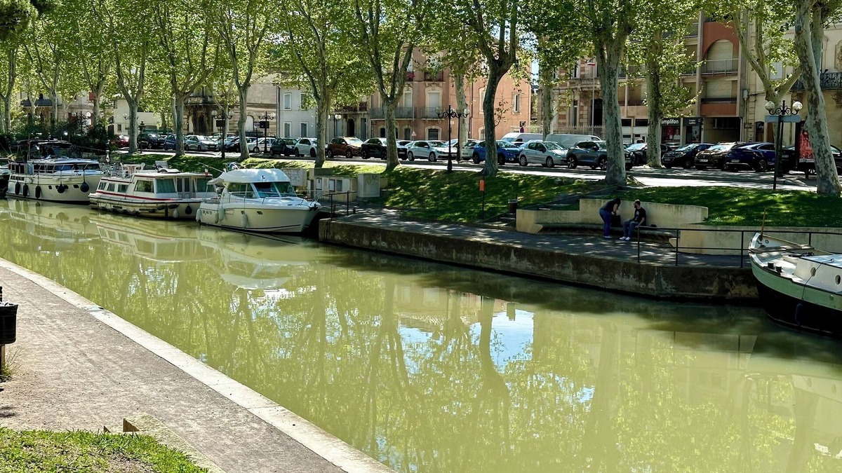 Convention Apartment | The Victor Hugo de la Robine faces the Canal and is just a stone's throw from Les Halles.