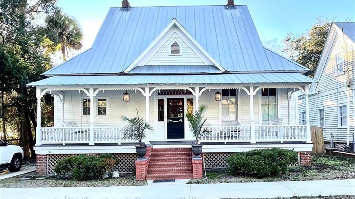 Brunswick Apartment | The Victoria House - 150 Years Old!