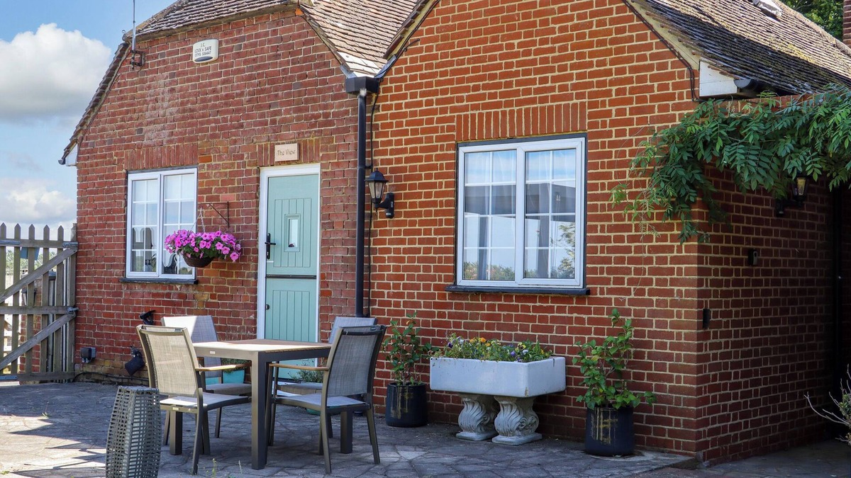 Graveney Cottage | THE VIEW, with a garden in Faversham