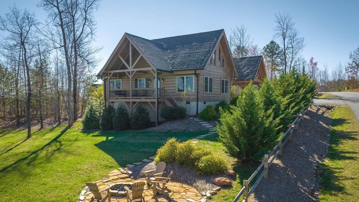 Vein Mountain Cabin | The Views of Towering Black Mountain Range Will Blow You Away!