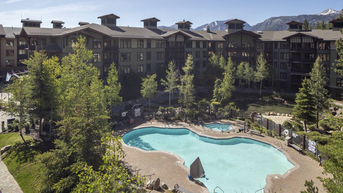 Mammoth Lakes Hotel | The Village Lodge