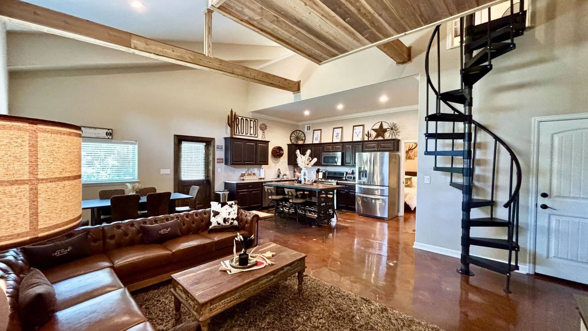 New Ulm House | The Vine - Modern, Rustic Barndominium on Vineyard with Private Lake, Sleeps 10