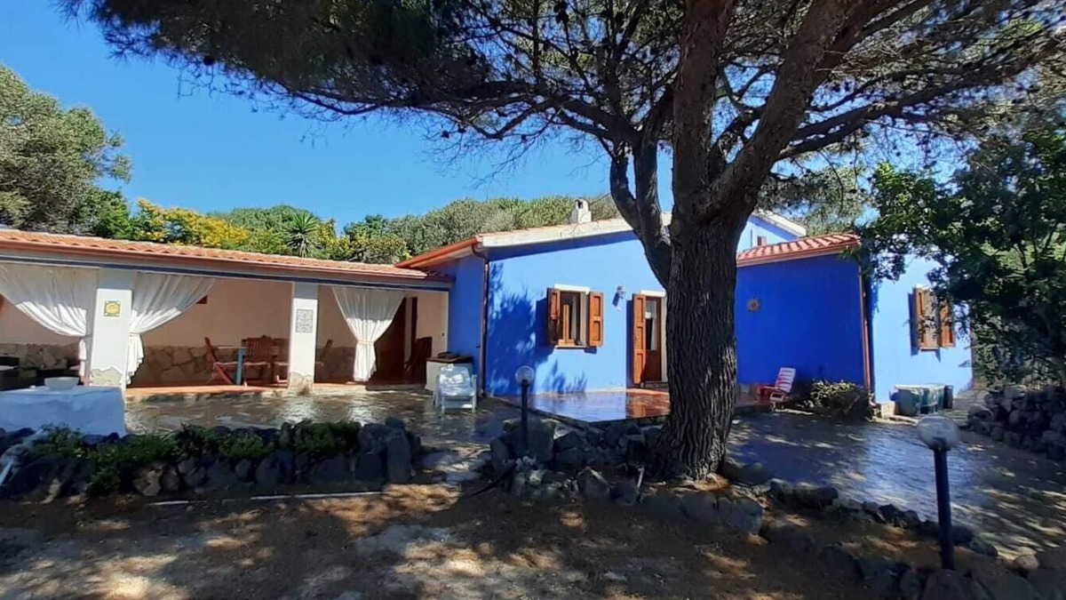Sant'Antioco Villa | The Viola House in front sea , whit beautiful garden