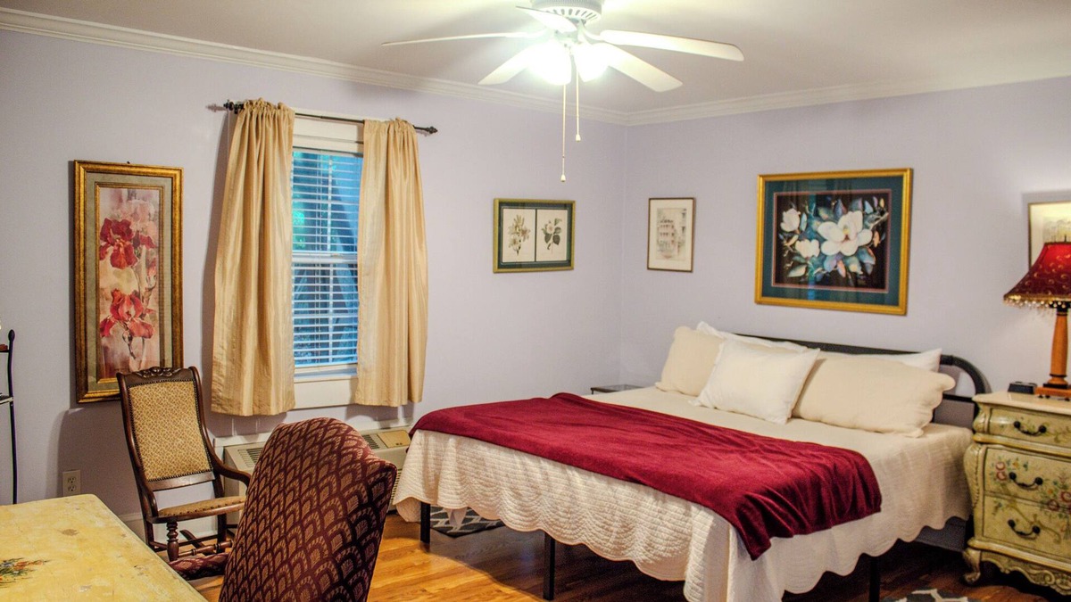 Clinton Cottage | The Violet Cottage - Downtown Clinton