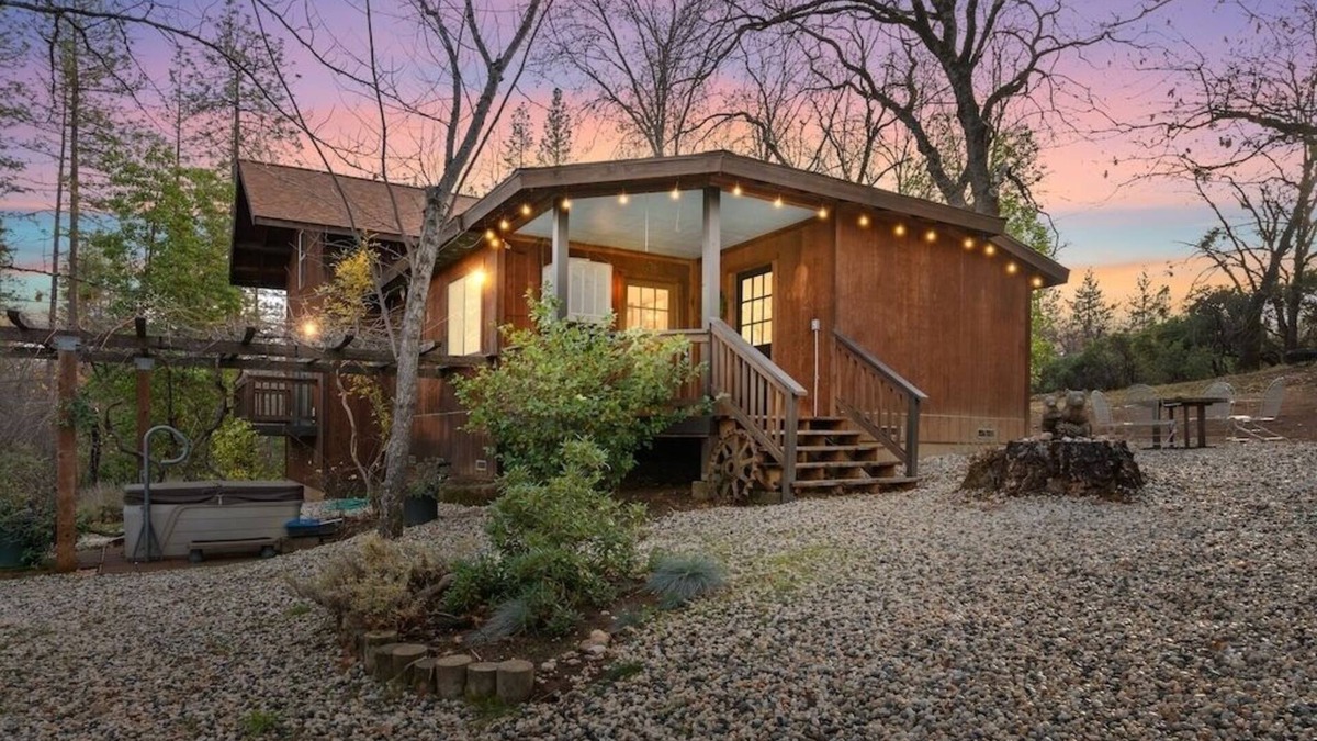 Nevada City House | The Vista Knolls Woodland House Autumn Color!