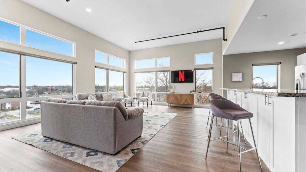 Wyandotte Apartment | The W Loft Penthouse with Pool Gym 2 Balconies